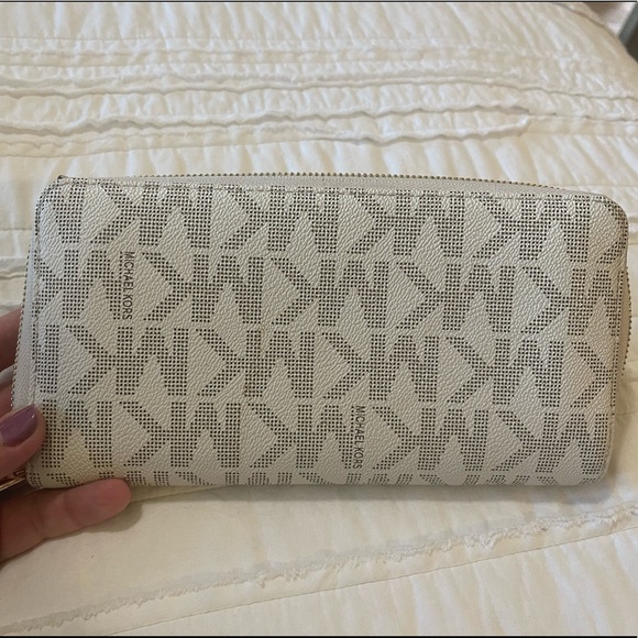 Michael Kors white zipper wallet - Picture 6 of 6